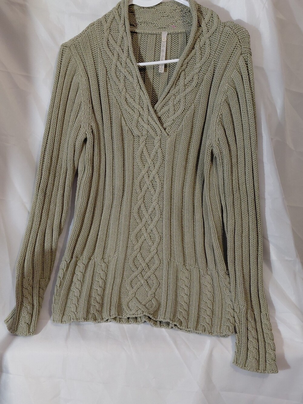 Leo & Nicole Light Sage Cable V-Neck Sweater